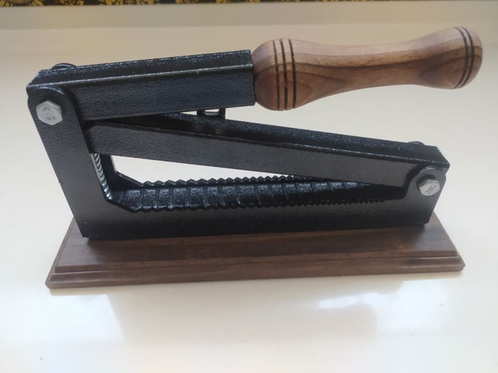 بادام شکن و گردو شکن اهرمی آپارتمانی: لذت شکستن آسان و بی دردسر در فضای کوچک!