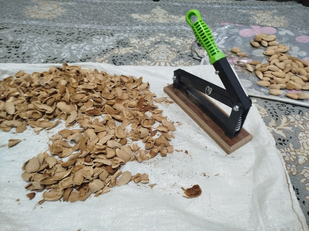 دستگاه گردوشکن و بادام شکن چند کاره “آرام شکن”: قدرت و ظرافت در دستان شما!