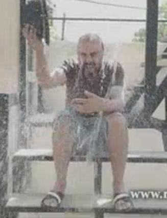 رضا عطاران هم یک سطل آب یخ روی سرش خالی کرد